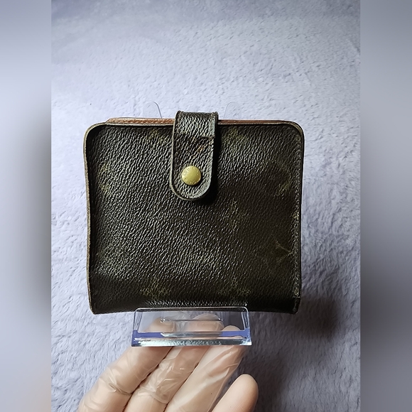 Authentic Louis Vuitton Monogram Compact Zippy - Picture 15 of 15